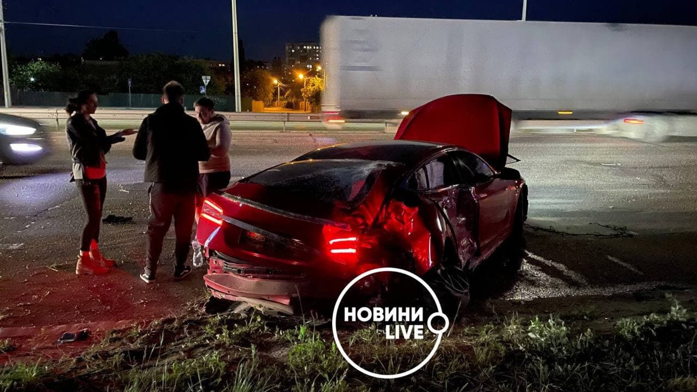ДТП под Киевом 3 июня — Tesla въехала в электроопору
