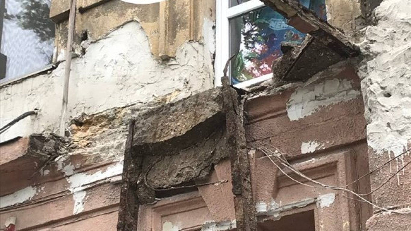 В Одесі в центрі міста впав балкон