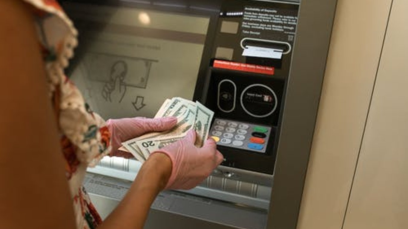 Украинец в Индии ограбил банкоматы — он вынес больше 270 тыс. долларов