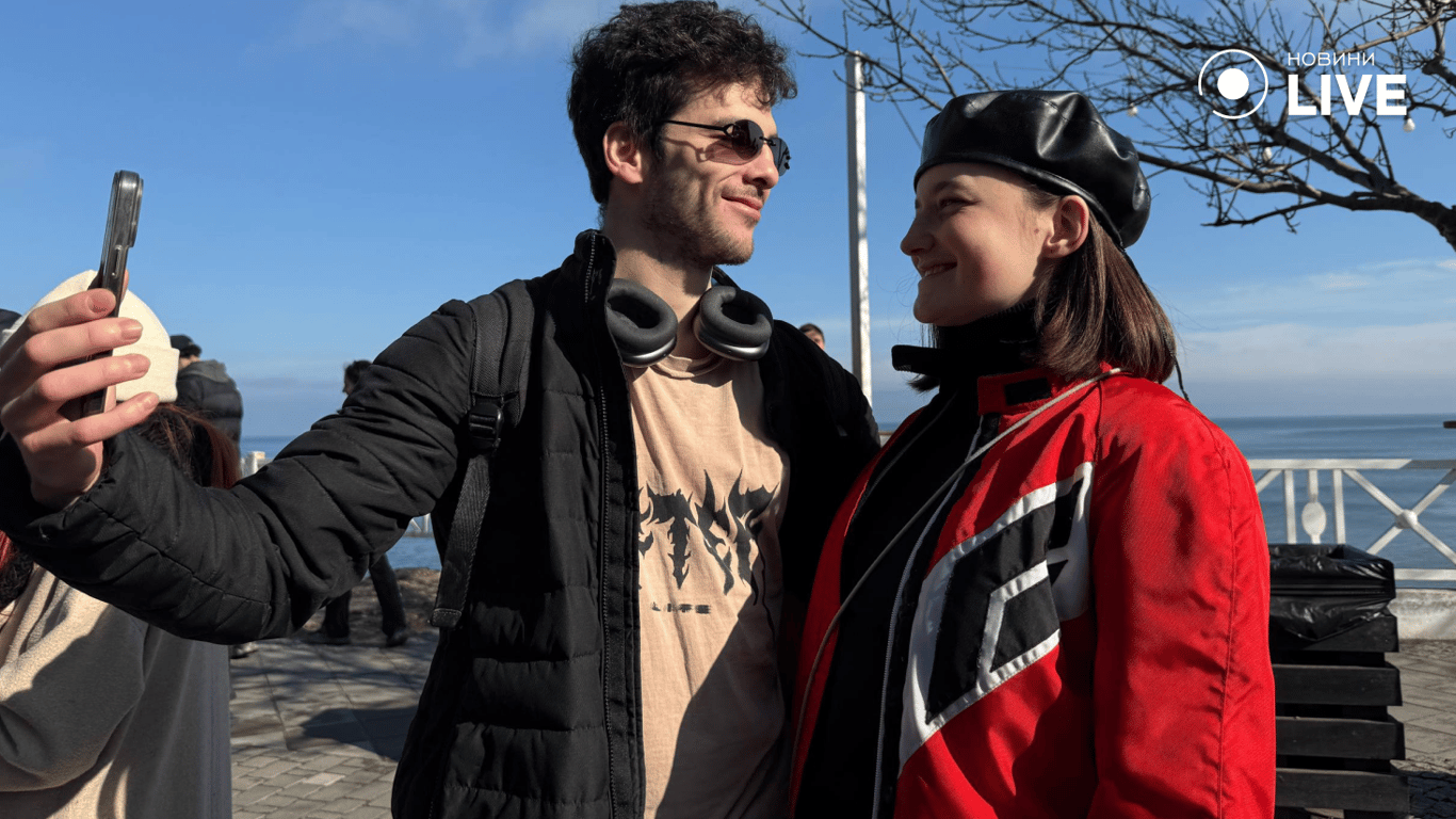 Люди фотографуються