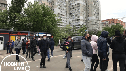 На поселке Котовского в Одессе перекрывали дорогу - они протестовали через шлагбаум - 285x160