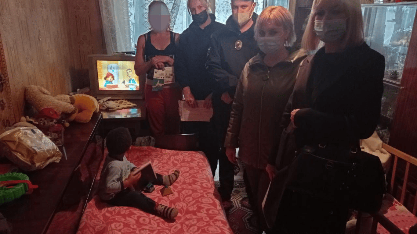 В Харькове женщина на улице избила своего сына " в воспитательных целях"