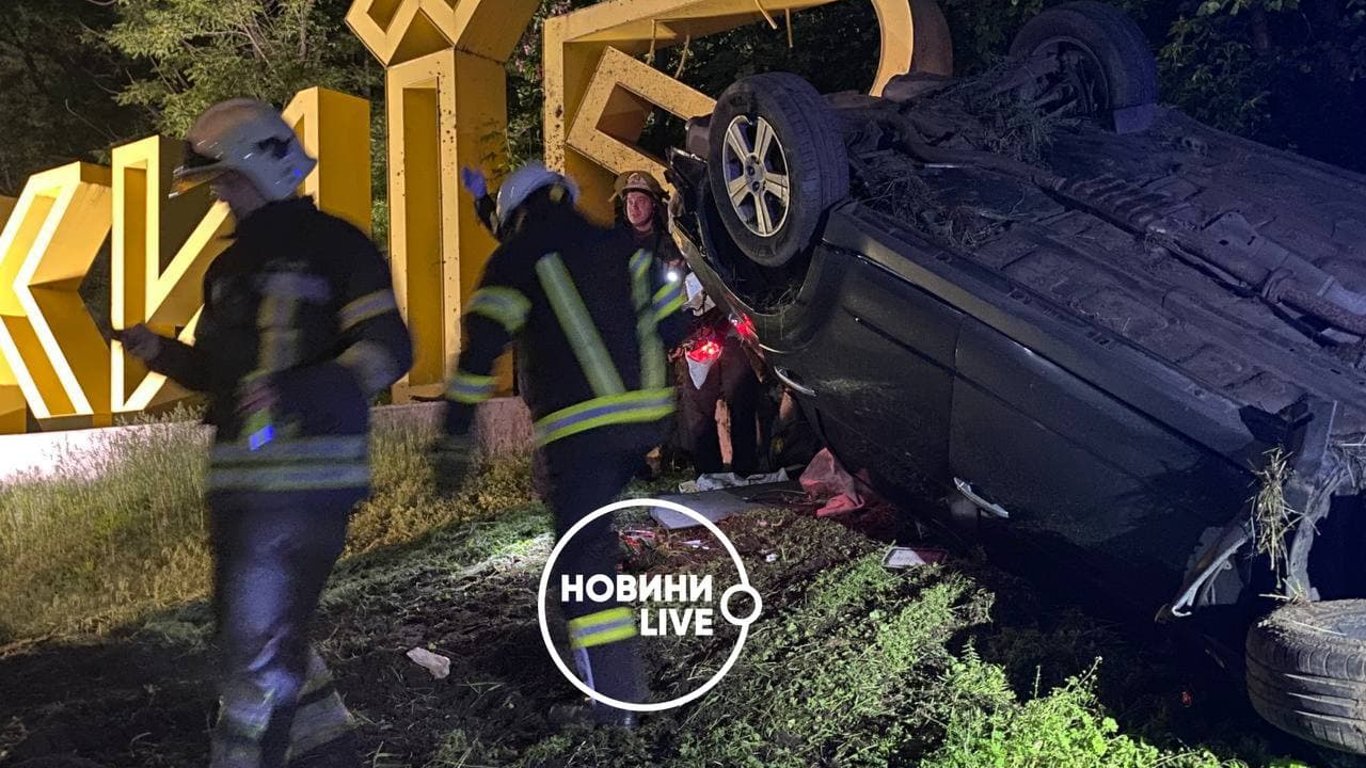 ДТП на Бориспільській трасі — автомобіль перекинувся на дах