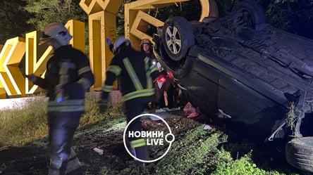 Водитель уснул за рулем: под Киевом иномарка "слетела" с дороги и перевернулась на крышу. Фото - 285x160