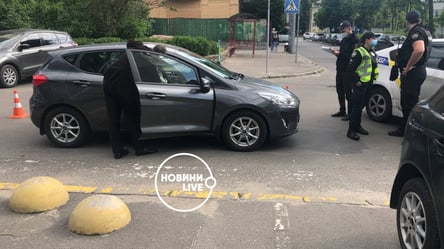 В Киеве под отделом полиции автомобиль сбил женщину: что известно о ее состоянии. Фото - 285x160