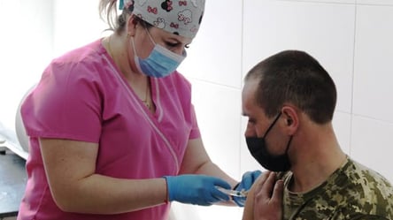 Центры COVID-вакцинации будут работать на выходных в 10 городах Украины: где именно - 285x160