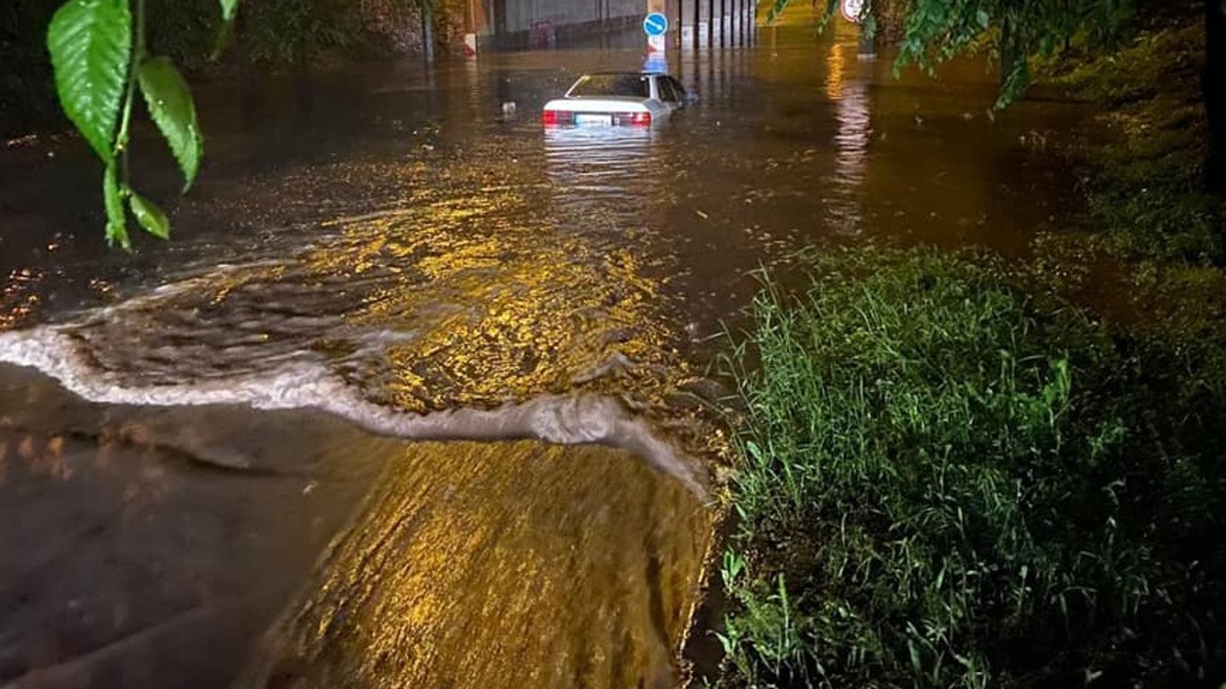 Потоп в Мариуполе - дома, улицы и авто уходят под воду