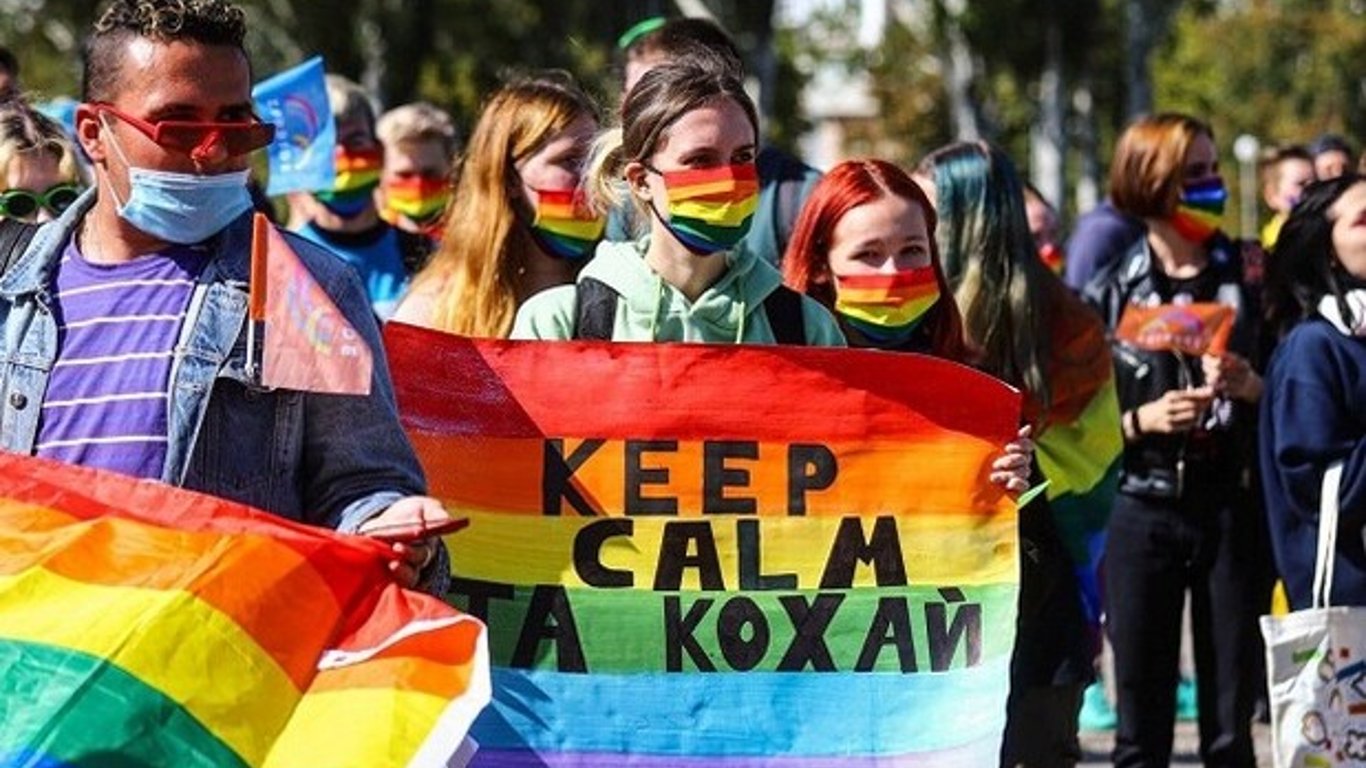 В Киеве на Банковой прошел митинг ЛГБТ, не обошлось без конфликта. Видео