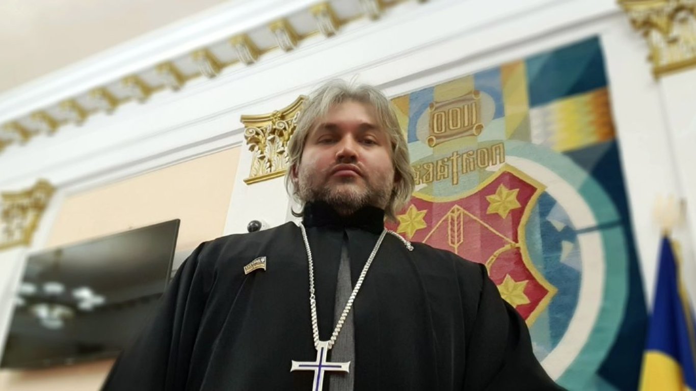 Священник-депутат спровокував сексистський скандал: що він написав