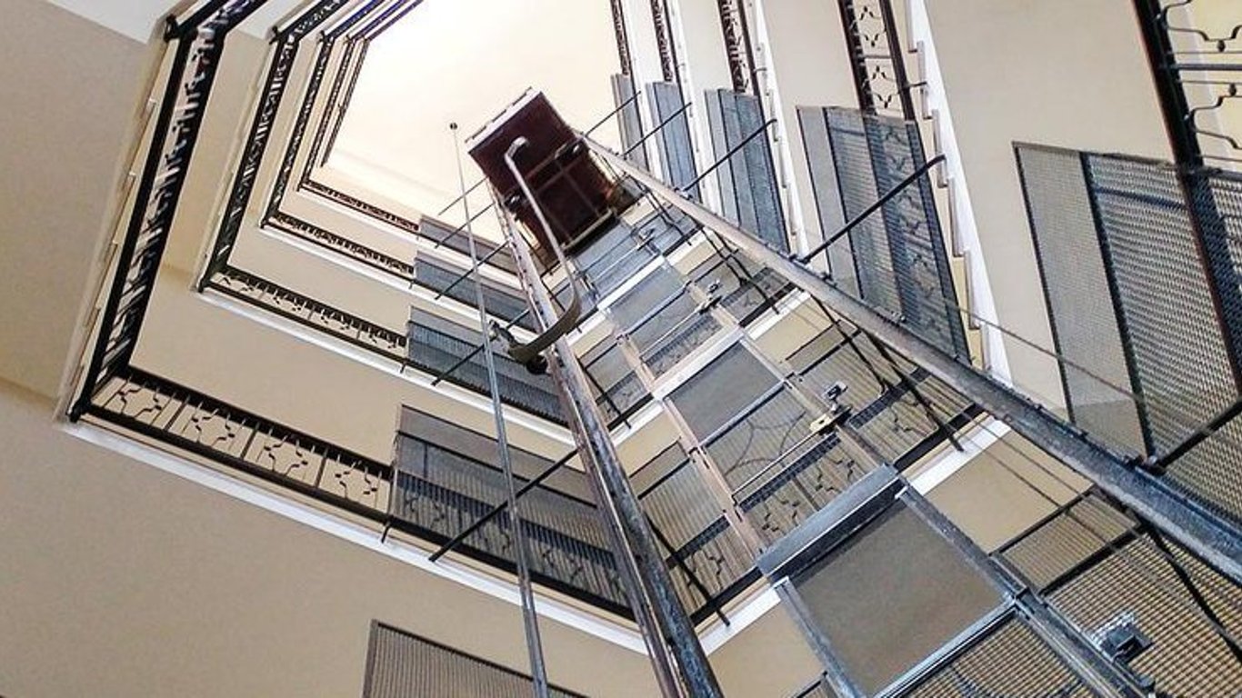 У Польщі ліфт з українськими робітниками впав з 15 поверху