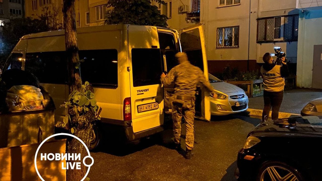 У Києві на Троєщині чоловік взяв у заручники власницю квартири - поліція ввела спецоперацію