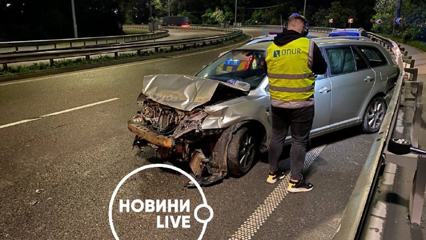 В Киеве водитель Toyota протаранил отбойник