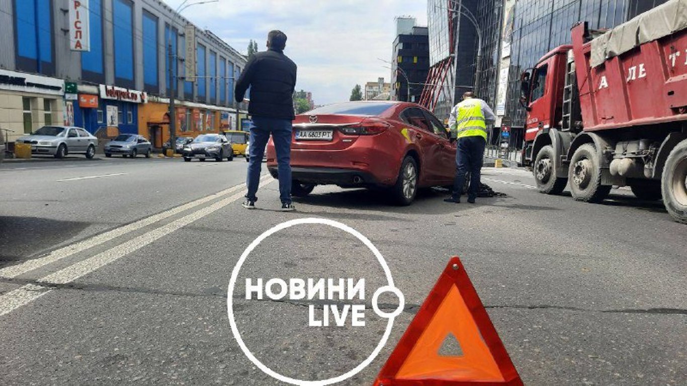 В Киеве на улице Гетьмана Peugeot протаранил Mazda