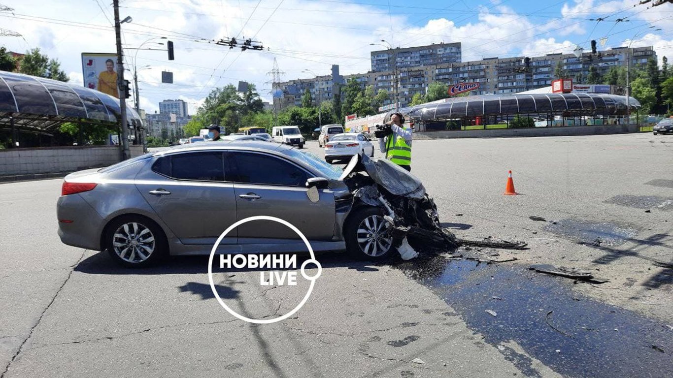 ДТП в Киеве 7 июня - водитель Kia проехал на красный и влетел в маршрутку