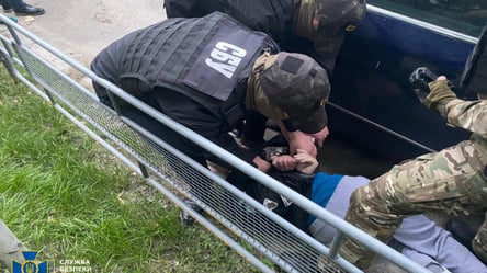 У Києві затримали охоронця ТРЦ, який зі спільником продавав зброю та вибухівки з зони ООС. Фото - 285x160