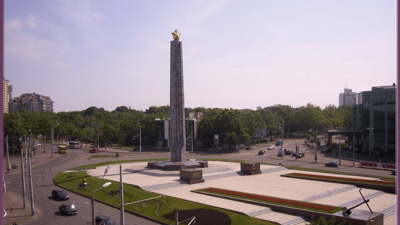 В Одесі невідомі знову розписали меморіал “Крила Перемоги”
