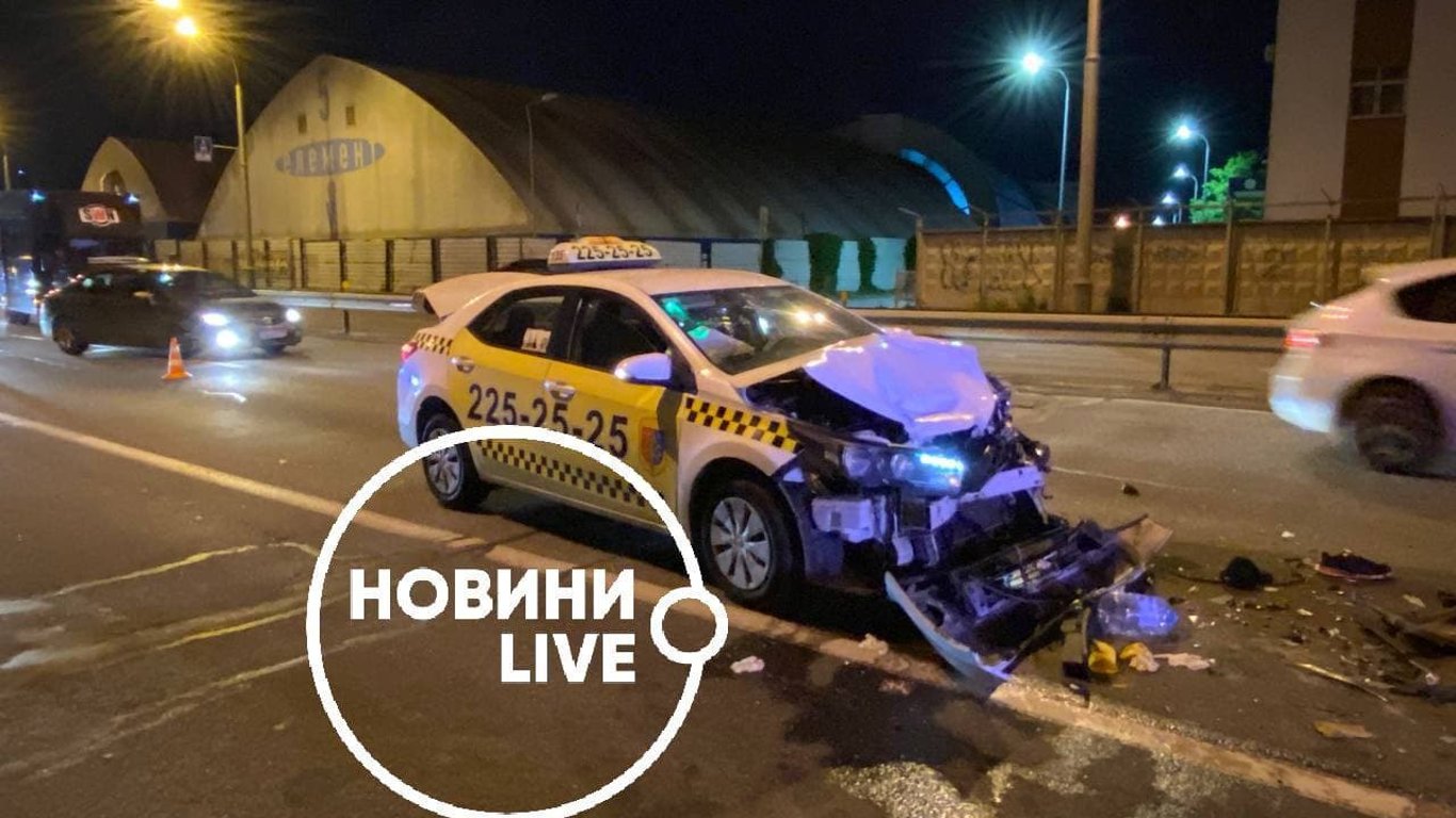 ДТП в Киеве 7 июня - таксист на скорости сбил мужчину и зажал его между двух авто