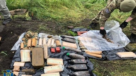 На Донеччині знайшли схрон зброї та боєприпасів снайпера так званої “ДНР”. Фото - 285x160