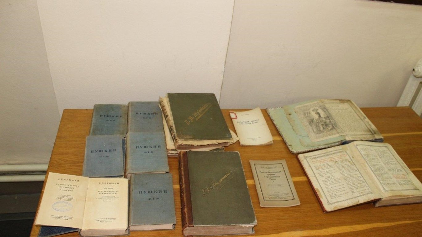 Словак пытался вывезти из Украины старинные книги - подробности