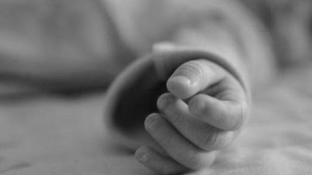 Младенец умер, а старшего ребенка изъяли: в Одессе семейную пару будут судить за родительскую халатность - 285x160
