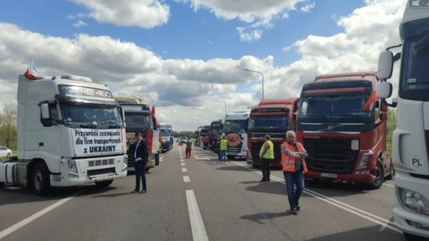 Часть водителей, застрявших на границе с Польшей, просит об эвакуации