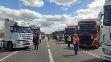 Часть водителей, застрявших на границе с Польшей, просит об эвакуации - 285x160