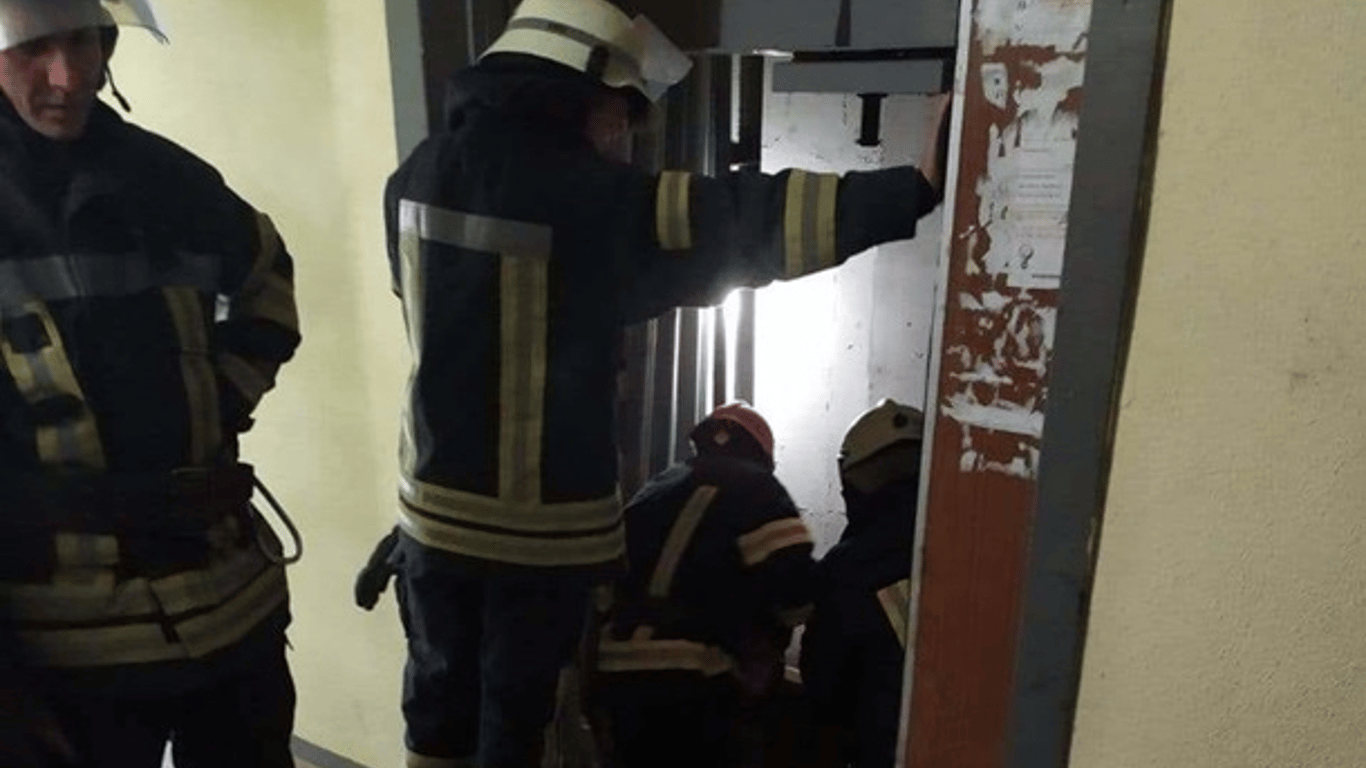 В многоэтажке Киева оборвался лифт