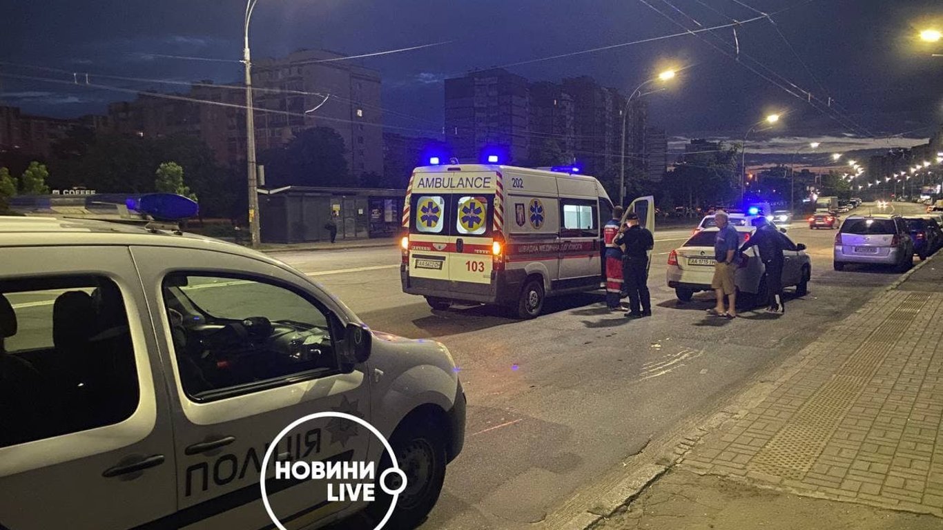 В Киеве водитель убегал от нападавших и сбил девушку с ножевым ранением - подробности