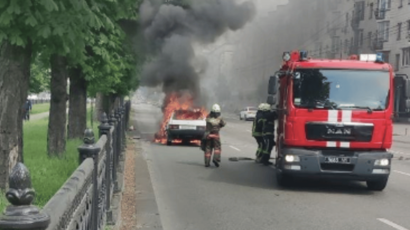 В Киеве на проспекте Победы загорелся автомобиль