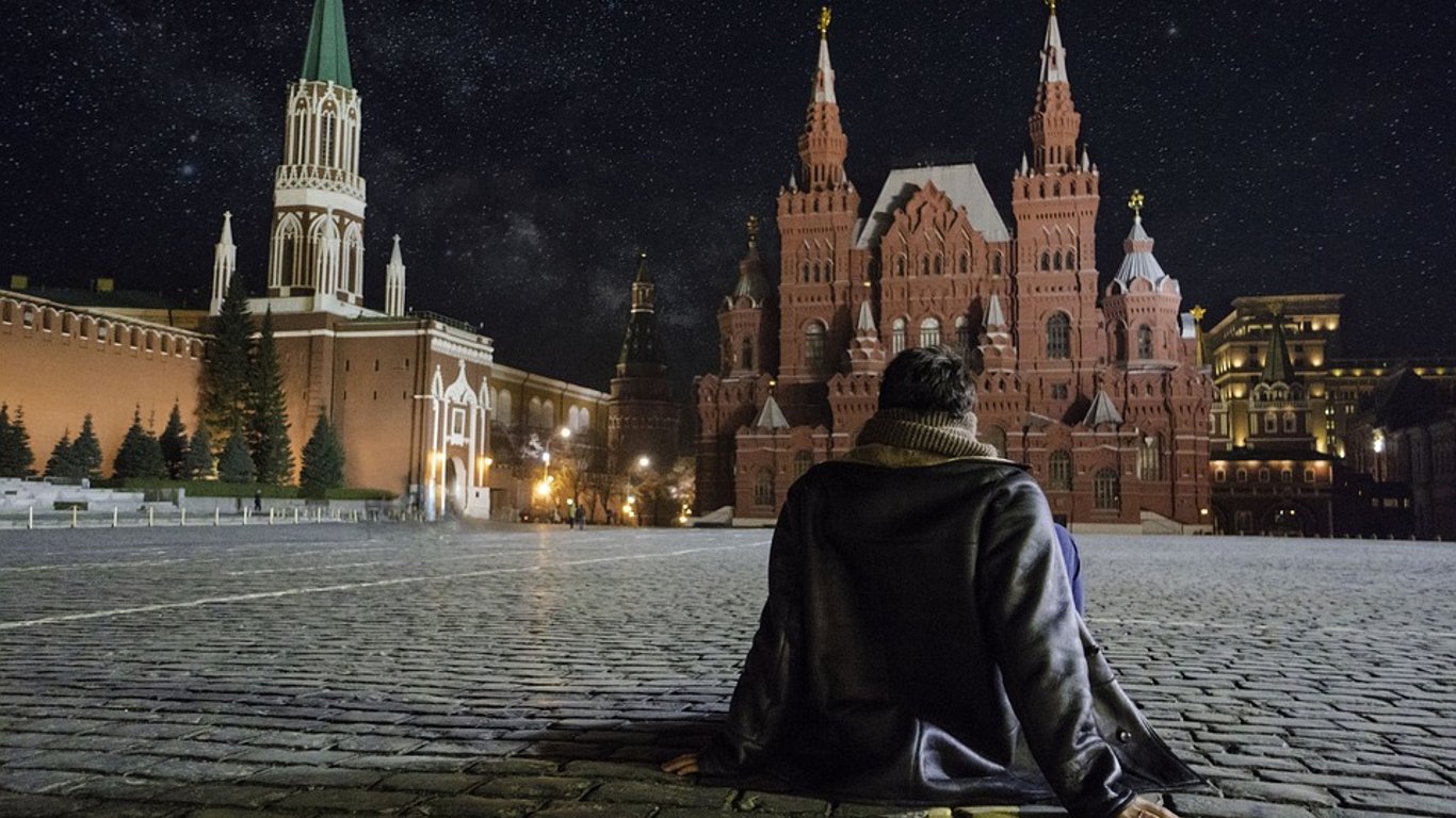Павел Крисевич на Красной площади в Москве "выстрелил" себе в голову