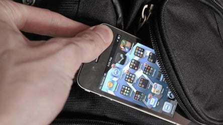 Три чужі телефони в різні руки: в Одесі викрили дівчину та двох чоловіків на викраденні ґаджетів - 285x160