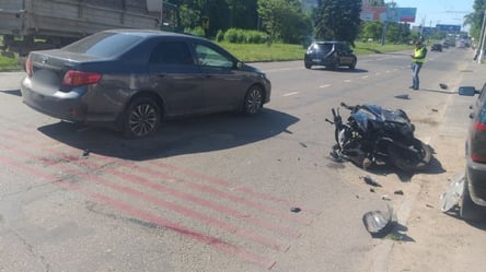 Трьох смуг виявилося замало: в Одесі на проспекті Небесної Сотні не розминулися мотоцикліст і легковик - 285x160