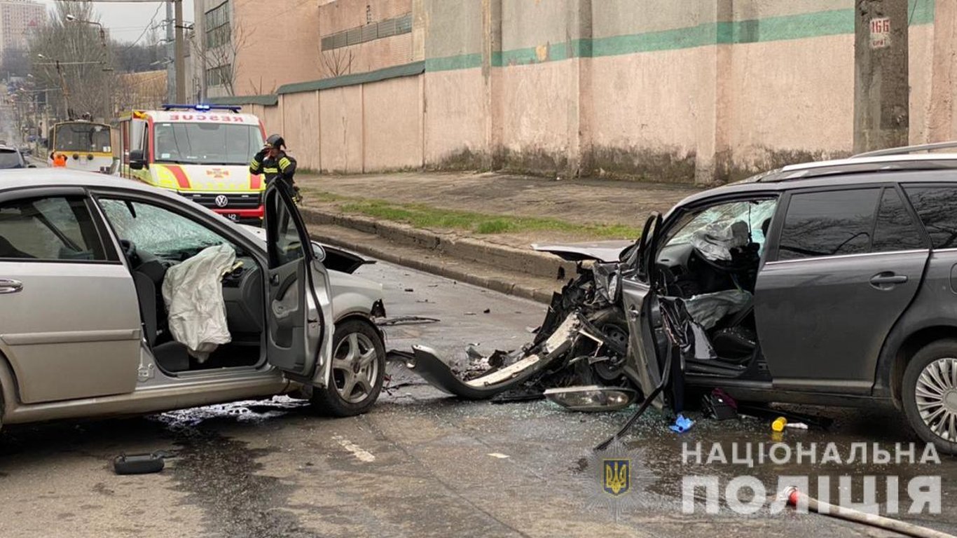 Машины разбиты вдребезги: на Мельницкой столкнулись Toyota и Chevrolet - есть погибшие