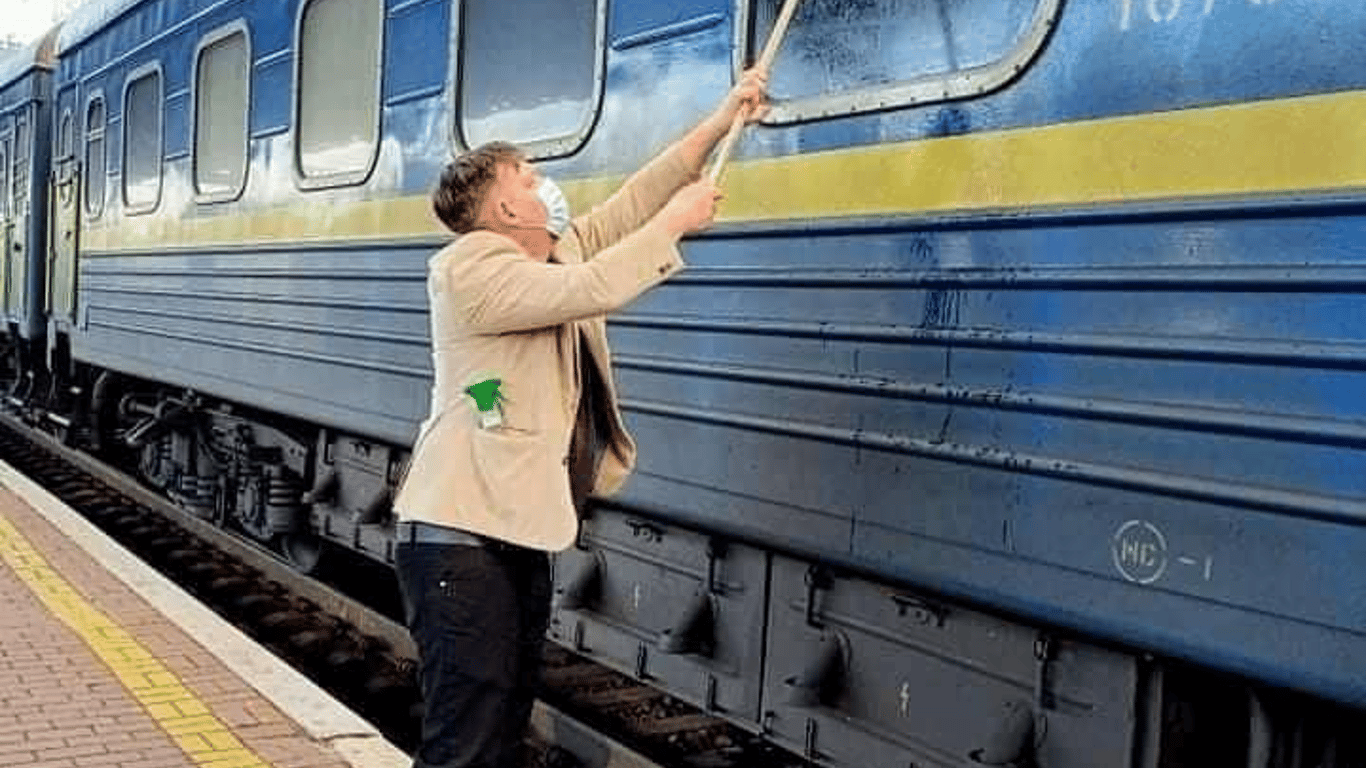 В Одессе иностранец помыл грязные окна поезда “Укрзализныци”