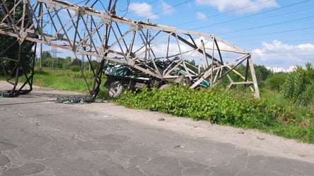 У Києві вантажівка знесла електроопору: рух перекрили. Фото - 285x160