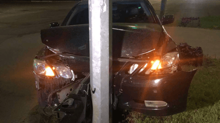 В Киеве Lexus протаранил на светофоре столб: водитель не пострадал. Фото - 285x160