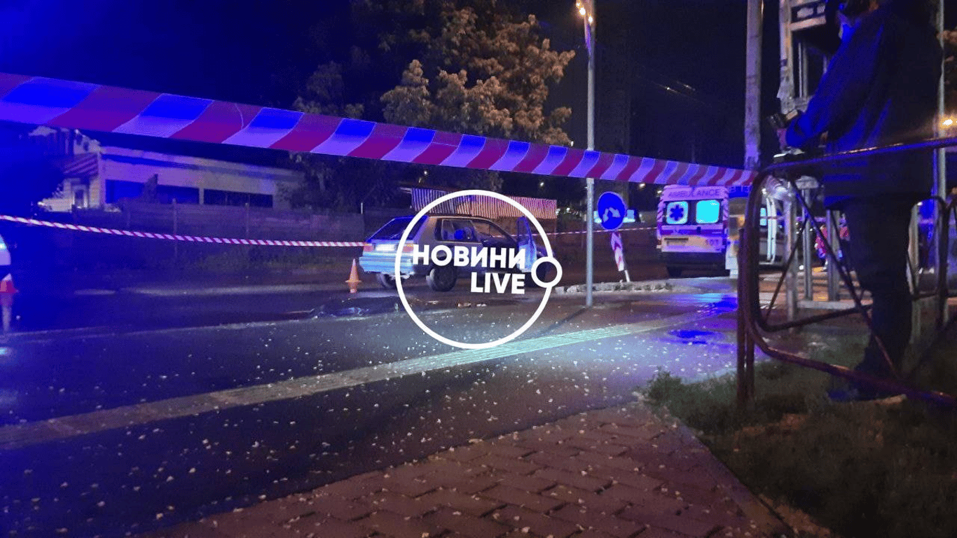 В Киеве сбили молодого человека, когда он перебегал дорогу - жуткие фото