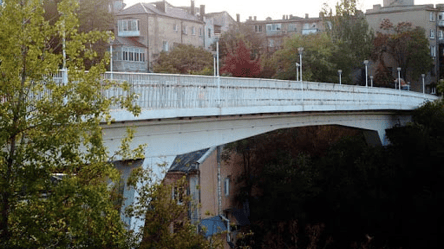 В Одессе на Тещином мосту мужчина грозился прыгнуть. Видео - 285x160