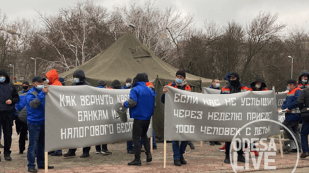 Возле Одесской ОГА снова митинг: работники измаильского завода требуют отменить штраф от налоговой - 285x160