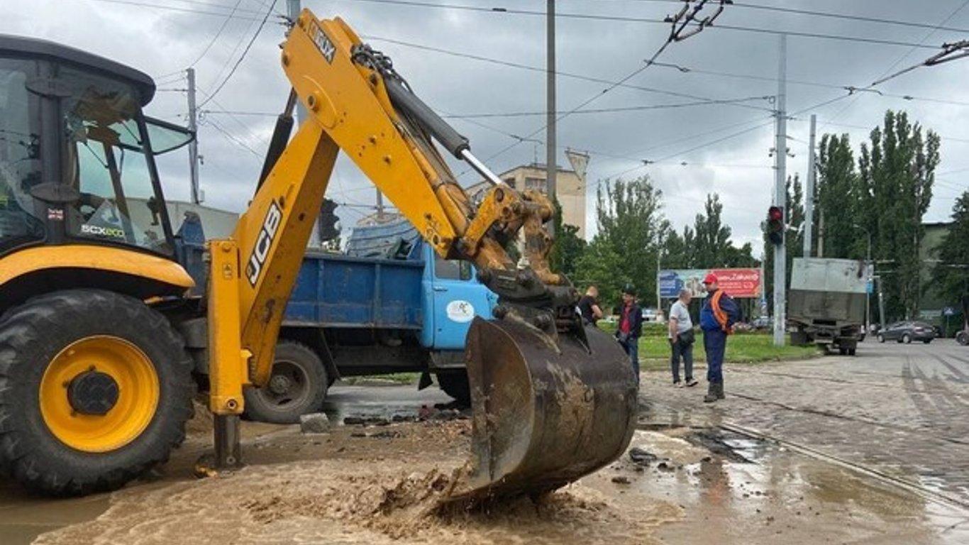 В Одессе на Толбухина прорвало водопровод