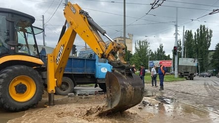 Новое озерцо: в Одессе на Толбухина прорвало водопровод - 285x160