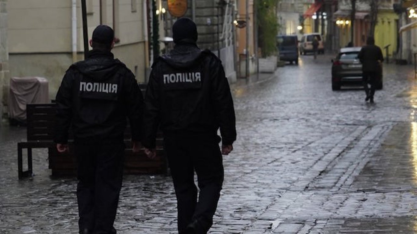 В Одессе владелец кафе с сыном повалили полицейских на пол