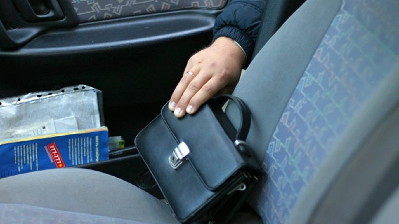 В Одессе мужчина украл из автомобиля сумку с деньгами