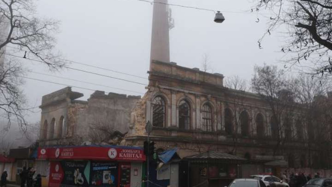 В Одессе обрушилась часть заброшенного здания фабрики мороженого