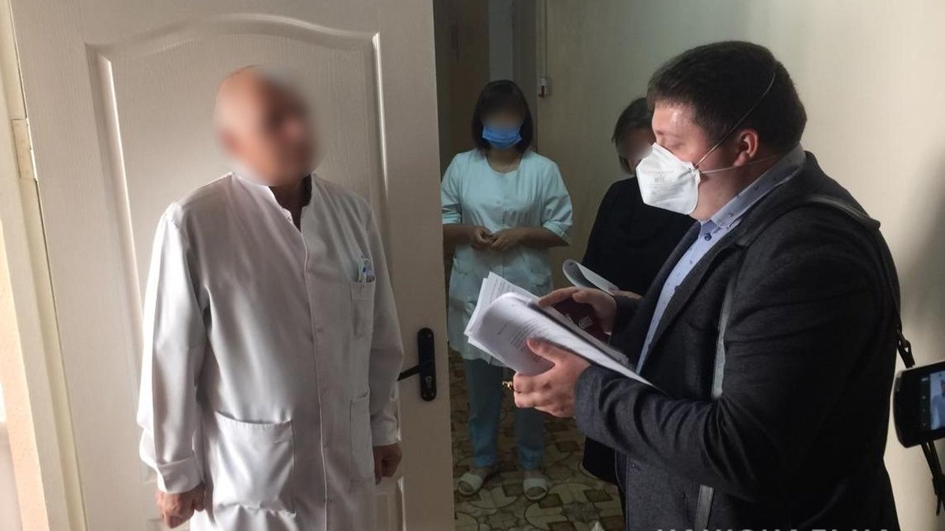 Подпольно продавали вакцину от коронавируса — под Киевом на преступлении разоблачили должностных лиц