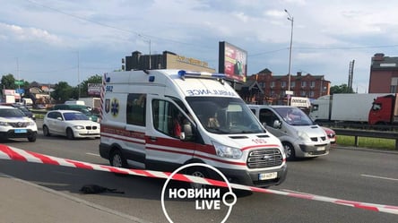В Киеве велосипедист попал под колеса грузовика: на дорогу его толкнул пьяный пешеход. Фото, видео - 285x160