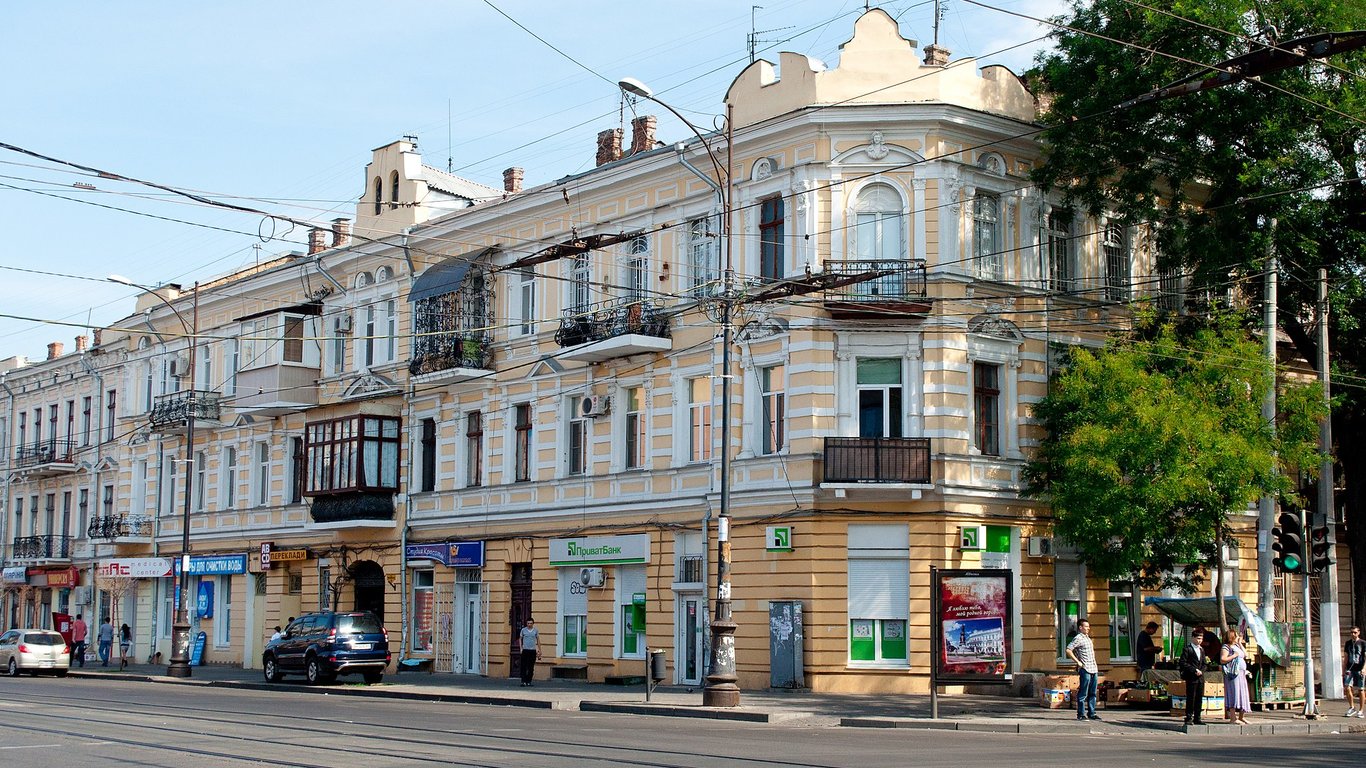 В Одессе на Тираспольской, 16, от исторического здания едва не отвалился балкон