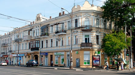 Берегите головы: в Одессе на Тираспольской, 16, от исторического здания едва не отвалился балкон - 285x160