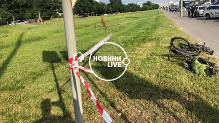 Велосипедист лежал прямо на проезжей части: появилось жуткое видео со смертельного ДТП в Киеве - 285x160