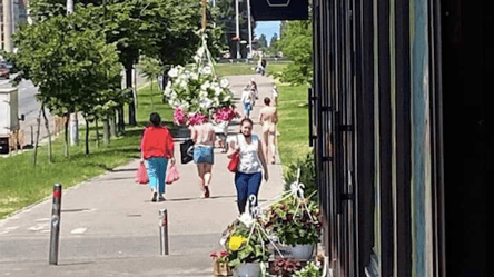 В Киеве посреди трассы разгуливал голый мужчина: что говорят очевидцы. Видео - 285x160